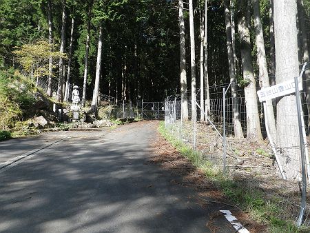 狸穴の名水のある五台山登山口からスタート