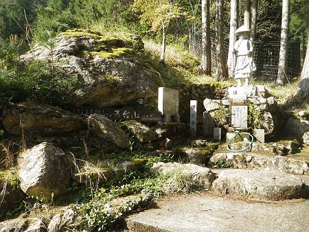 狸穴命水という名称が正しいのかもしれない。ちなみに、ここの水は飲めるんだろうか！？