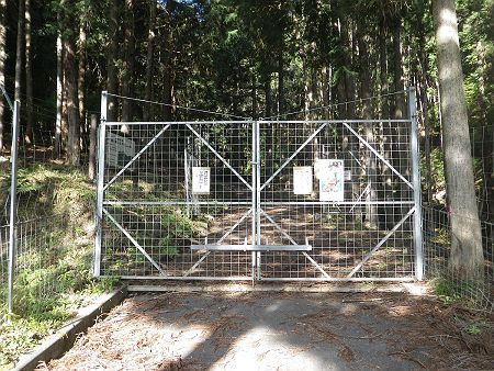 林道のゲートを開けるんだけど、ストッパーが表側にだけついてるから裏側からだと開けにくい