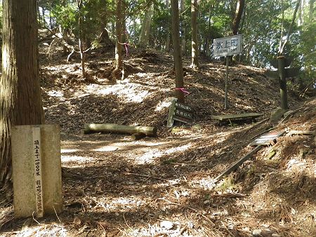 鴨内峠に到着。立派なベンチとよく道路にある「氷上町」という案内板が設置されていた。地図でみるとここまで県道なんだよね