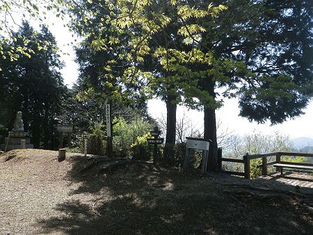 五台山の山頂に到着。結構広いけど登山者など誰もいなかった。この山は気軽に登れて展望がいいんだけど人気がないのかな！？