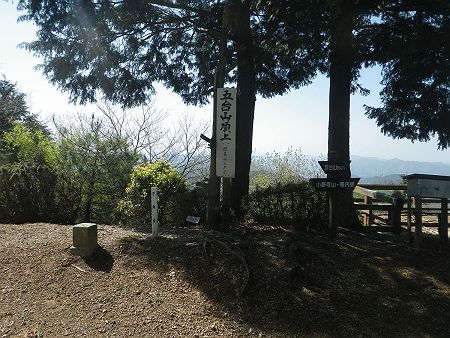 五台山頂上（655m）と立派な三角点が設置されている