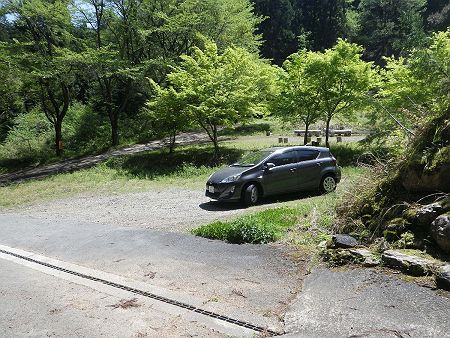 狸穴の名水の駐車場へ戻ってきた。単独で短時間の山行だったけど、お疲れさまでしたと心の中で思った