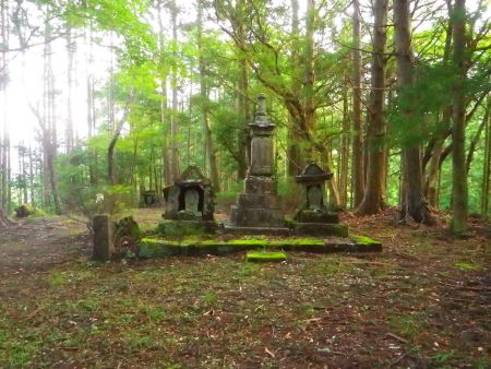 入山後はいきなり何か祀られているものがあったんだけど何なのかよくわからなかった