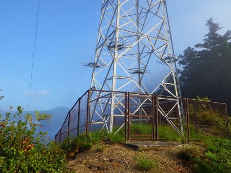 途中で鉄塔があって青空になっていた