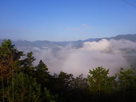 鉄塔からの展望があったので撮影しておいたが、下界はガスっていて上昇している