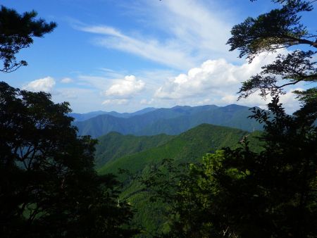 五大尊岳の山頂からわずかに見える展望だけど、何の山が見えてるのかわからない