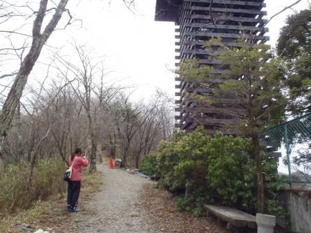 ごまさんスカイタワーを撮影。奥が登山道