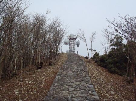 しばらく電波塔が見えないと思っていたらちょっと登りになったところで現れた