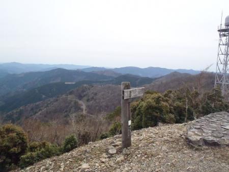 また0.7km先の護摩壇山頂に戻る