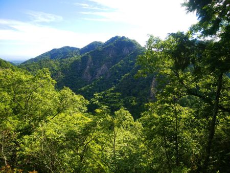 あの岩が奥立岩なのかな。ということはあのピークが奥立山なのかもしれない