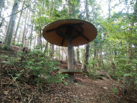 休憩所のようなところがあった。ちょっと座って休憩することにした