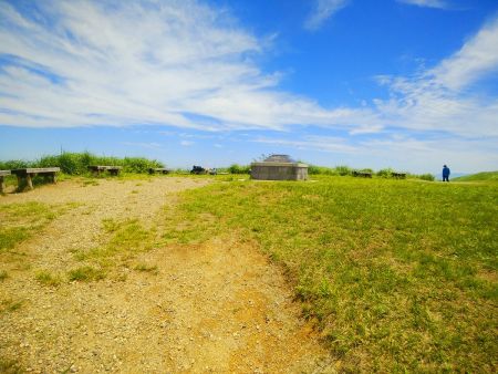 岩湧山の展望広場に到着した。ここにザックをデポして岩湧山の山頂へ行く