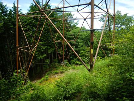 鉄塔76番まで下ってきた。ルートはあってるし踏み跡もある