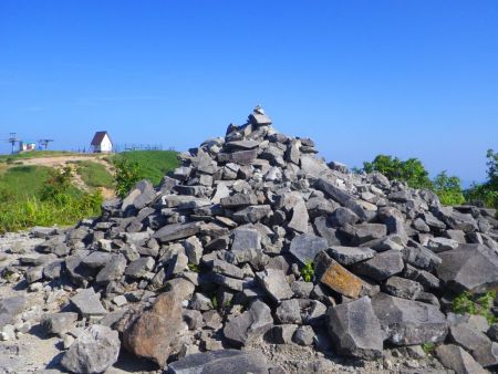 みろく岩のピークはケルンがあった。向こう側に見えてるリフトのトップが鉢伏山山頂。ここから一旦下って登る