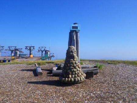 鉢伏山の山頂(1221.6m)に到着。結構楽に登ってこれた