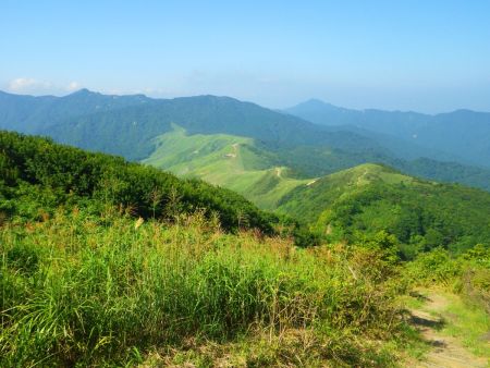 これから歩いていく稜線だけど気持ちよさそうな感じの道になっている