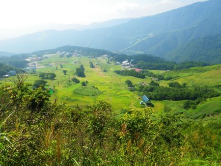 下界の鉢伏高原も一望できた。完全にスキー場と化してるのが残念な感じはするけどね