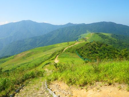 このまま稜線を歩いて向こう側の高丸山と思われるピークまで歩いていく