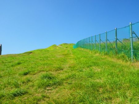 高丸山への登り。完全に草原地帯を歩いて上のほうに階段がついていた