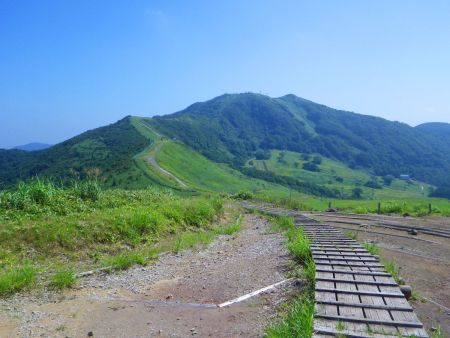 鉢伏山から歩いてきた稜線を振り返る。標高差は200mほどなんだけど結構下ってきたんだね