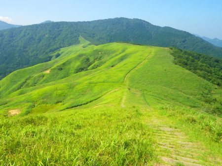 さて、さっさと下山するけど、この辺の高原地帯は人工物がなくて美しい