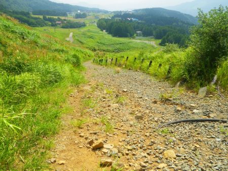 この砂利道がすごく滑りやすくて慎重に下った