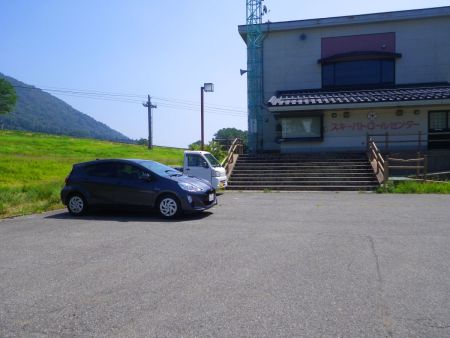 スキーパトロールセンターの駐車場まで戻ってきた。短い山行だったけどお疲れ様でした