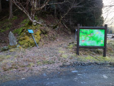 知見登山口（八原登山口とも呼ばれている）からスタート。車はこの後ろの広場に駐車させてもらいました。