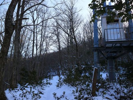 知見雨量観測所があった。こんなところの観測所に点検とか行くのは大変だろうね