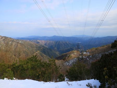 鉄塔から東側の展望も見えた。右側に島っぽいのが見えるけど方角的に琵琶湖が見えてるのかな！？