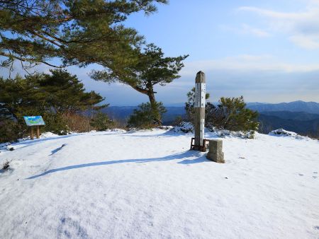 八ヶ峰の山頂に到着。山頂は広くなっていて尾根にでてきて風がすごかったけど、ここでは風がおさまってた