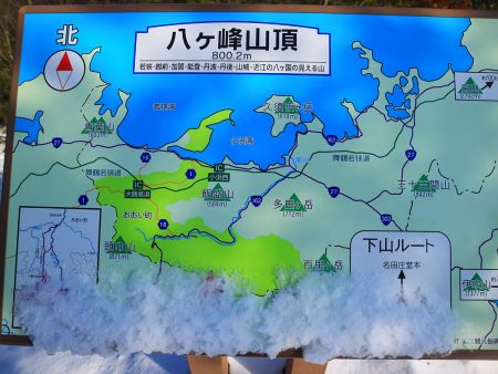 山頂の奥に展望図っぽいものがあったけど日本海は見えるのかな！？