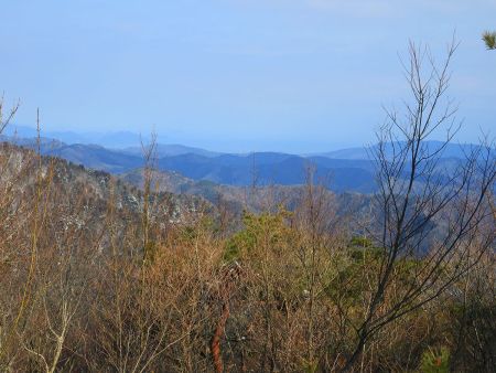 北部の展望が少しあってズームしてみたけど奥に日本海が見えてるのかな？それっぽい感じはしたりしなかったり・・・