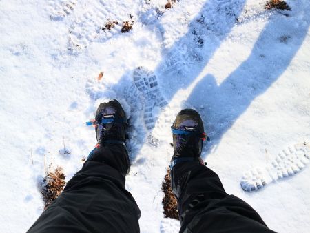 さて、ヤバイ場所があったのでアイゼンを装着して下っていくことにする