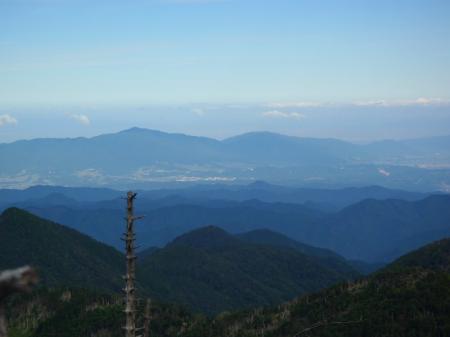 金剛山と大和葛城山。よーく見ると水越峠の間からうっすら飛び出たものが見える