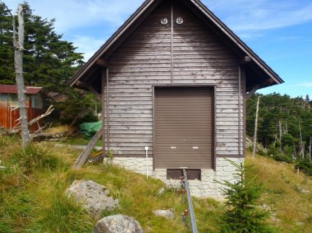 レール終点。このレールを伝って下っていく