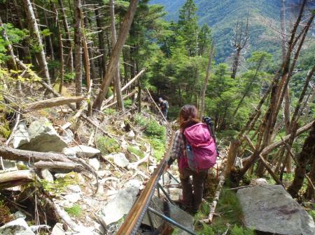 レールをもちながら歩くが油まみれ