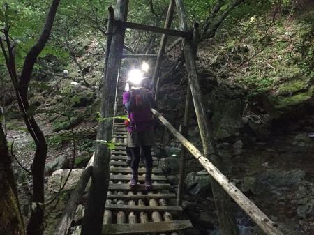 樹林帯の中は暗いのでヘッドライト装備。橋を渡ってまたあのキツイ尾根を登っていくのかと思ったが、登山好人さんが沢筋のルートでいこうということになった