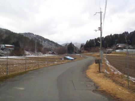 しばらく道路を歩くことになる