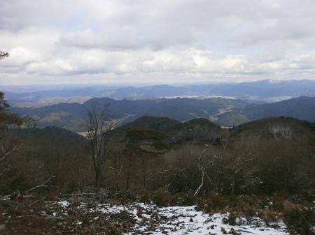 こっちは北東方面。あまり雪が積もった山が見えない