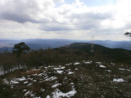 東方面の展望。おそらく北摂の山なんだろうけど何の山が見えてるか調べてなかった