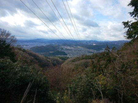 鉄塔の横あたりから少し展望が良い場所があった。まあ電線が邪魔だけどね