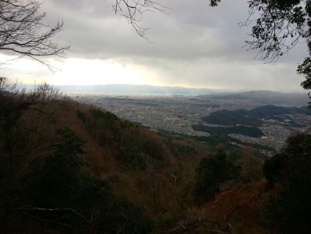 さっきの分岐を左に行ったところの展望地。ここで夜景撮影してもいいんだけど一枚絵で終わりそうなので辞めといた