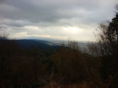 比叡ビュースポットからの展望は木が生えて視界がなくなっている。もはや夜景撮影する意味がなくなった。大阪のビル群まで見えてたんだけどね