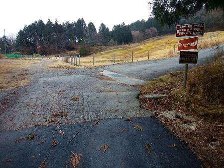 ここがスキー場跡地かな！？右に曲がって比叡山頂バスのりばのほうへ行く
