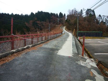 山頂へはこのチェーンを越えて坂を登っていく