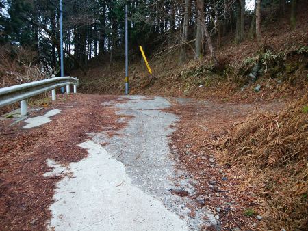 坂をあがったところのここを右へ登っていく