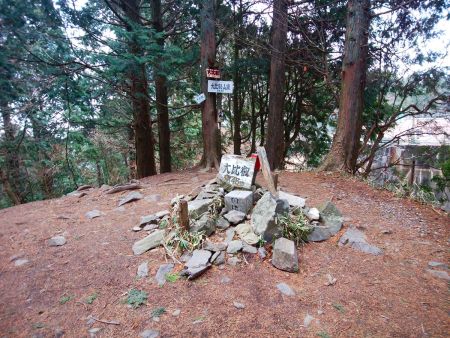 大比叡山頂(848.3m)に到着。山頂は何もないが立派な三角点があった。夜景撮影しないので、ここで少し休憩してさっさと下山することにした
