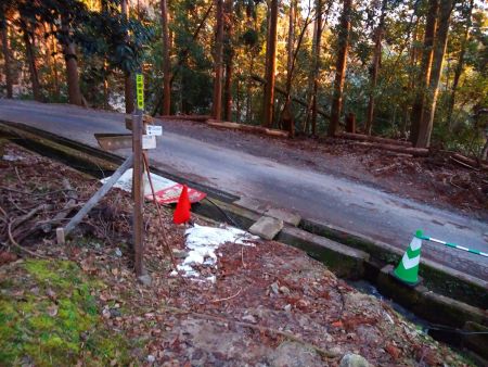 ハイペースで下山して明るいうちに雲母坂登山口まで下りてこれた。かなり早い下りになった